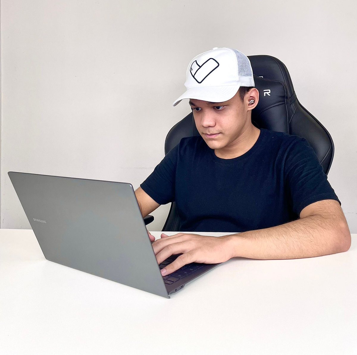 guialvestd's tweet photo. Galaxy Book S, o meu companheiro diário no TD Studio ❤️ #TecDuos
#Galaxy #GalaxyBookS
#Samsung @SamsungBrasil https://t.co/xBCKFNW6KG