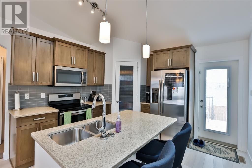 MLSLethbridge's tweet photo. ‼️ N E W L I S T I N G ‼️

🛌 4 |🛀 3
🏡 1,008 sq. ft. 
✨$399,900

SUITE POTENTIAL ALERT! Separate entrance, laundry up and down, fully developed with double detached garage.

Give us a ring at 📱 403-330-2700 to set up a viewing 🧐

For more info: https://t.co/m4L2Ltn78G

#YQL https://t.co/PTAls0qvFr