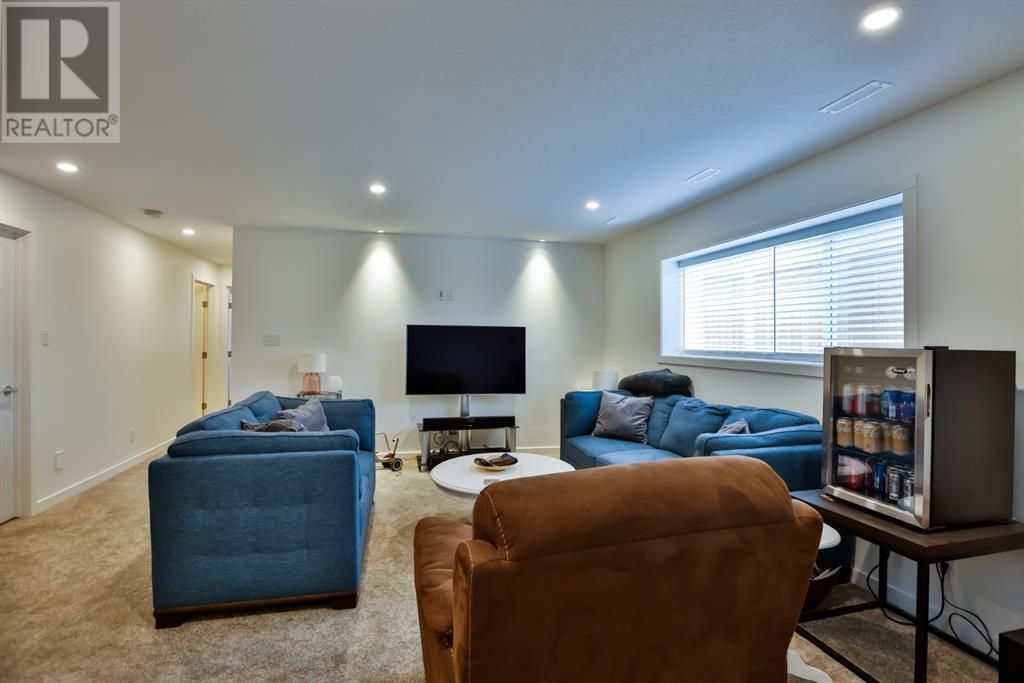 MLSLethbridge's tweet photo. ‼️ N E W L I S T I N G ‼️

🛌 4 |🛀 3
🏡 1,008 sq. ft. 
✨$399,900

SUITE POTENTIAL ALERT! Separate entrance, laundry up and down, fully developed with double detached garage.

Give us a ring at 📱 403-330-2700 to set up a viewing 🧐

For more info: https://t.co/m4L2Ltn78G

#YQL https://t.co/PTAls0qvFr