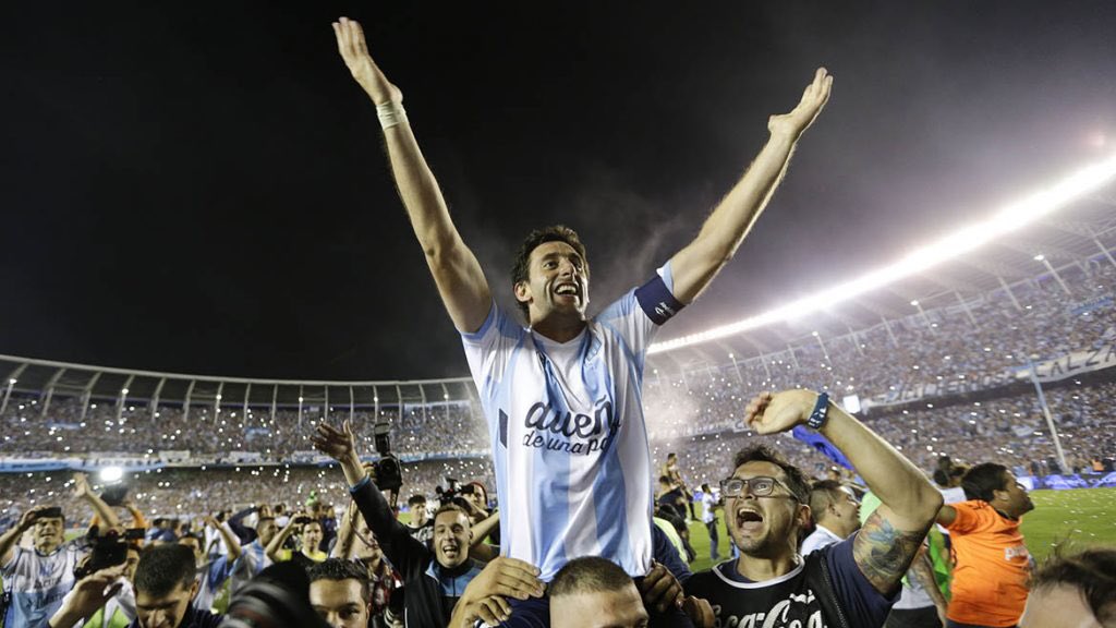 LaAcadeAgrup's tweet photo. ¡El que llegó a #Racing para hacerlo aún más grande: Feliz Cumpleaños, Campeón! #DiegoMilito #MilitoHayUnoSolo #NuncaDejesDeSoñar https://t.co/r3pjf5yTra