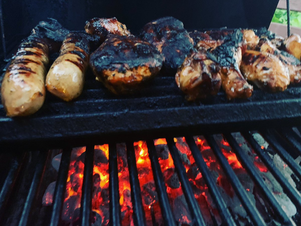 phillycheeze's tweet image. Time to feast on a Smoked &amp;amp; BBQ’f Meat Trifecta ! Hot wings, Chicken breasts , and brats.

#barbeque #smokedmeat #mangrate @ManGrate