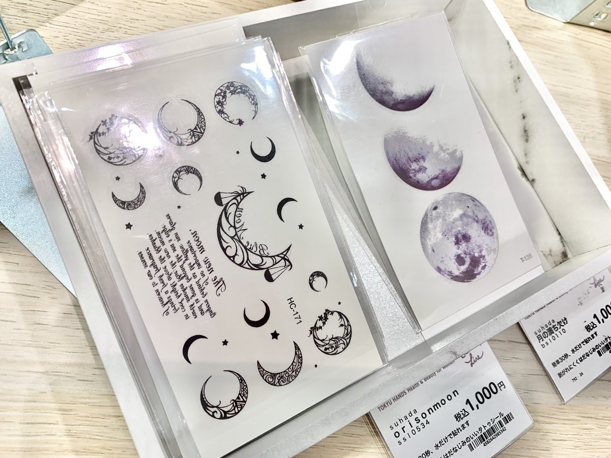 Hands_Umeda's tweet photo. 水に濡らして30秒で貼れるタトゥーシール「suhada」🦋約3日間もつので夏フェスファッションのワンポイントにもおすすめですよ👱🏻♀️🎸🏕
サンダルを履く機会も増えるので足首に貼るのも可愛いです💕
税込800円〜(12F)
#suhada
#タトゥーシール https://t.co/UBoOSsqhQX