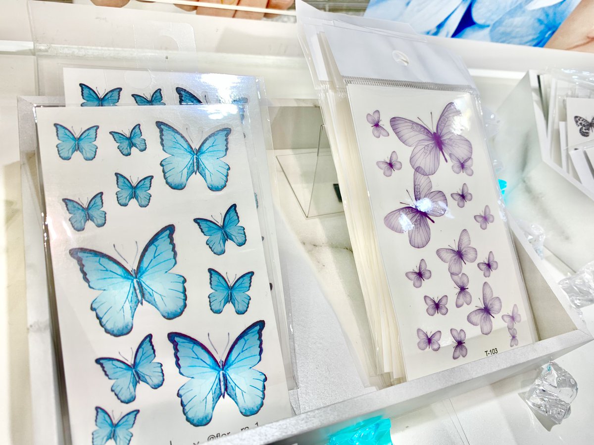 Hands_Umeda's tweet photo. 水に濡らして30秒で貼れるタトゥーシール「suhada」🦋約3日間もつので夏フェスファッションのワンポイントにもおすすめですよ👱🏻♀️🎸🏕
サンダルを履く機会も増えるので足首に貼るのも可愛いです💕
税込800円〜(12F)
#suhada
#タトゥーシール https://t.co/UBoOSsqhQX