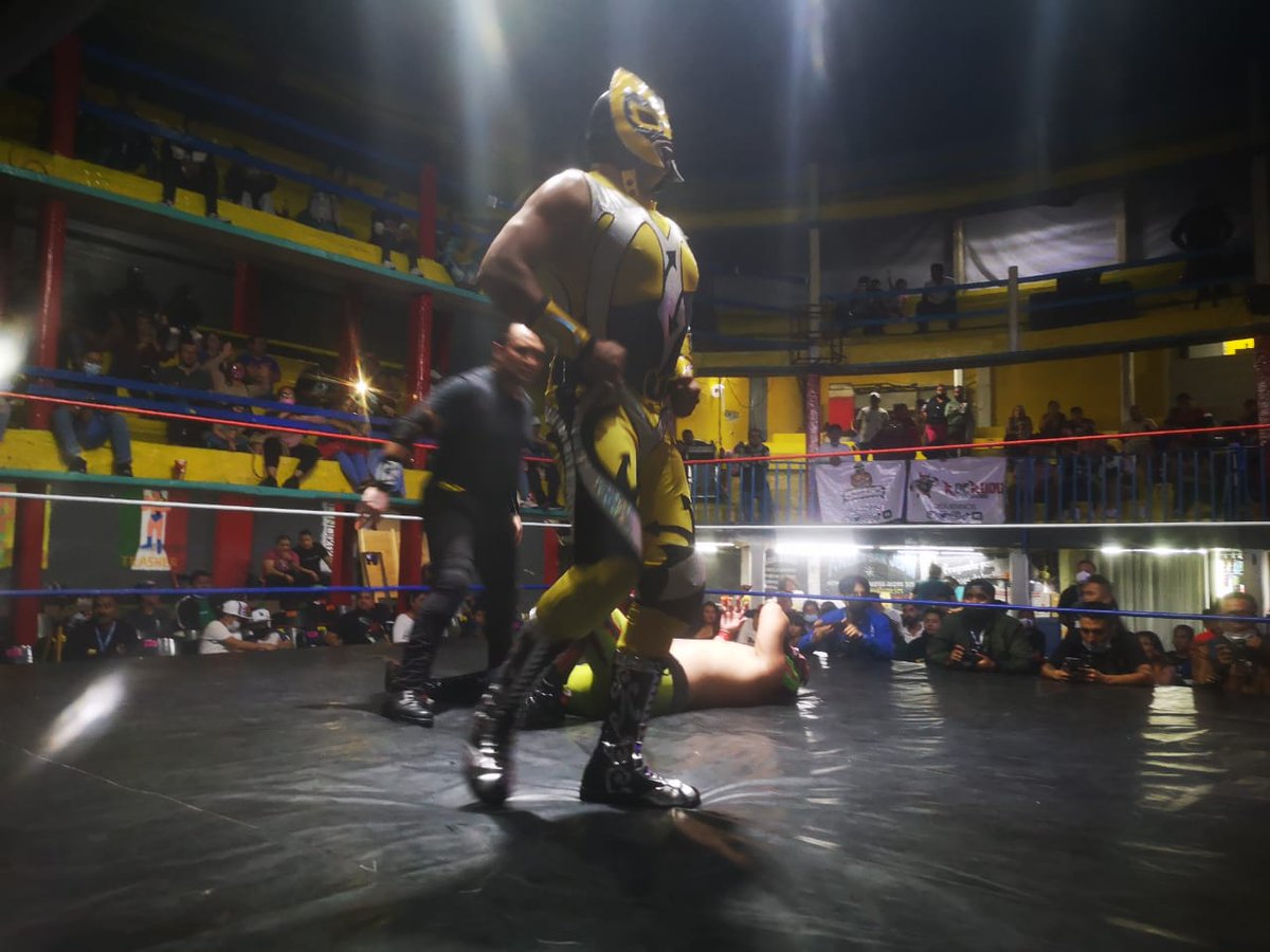rderudolucha's tweet image. Campeonato mundial CM
 Multifacético retiene su presea y vence a Raptor 
#luchalibrecm #rderudo