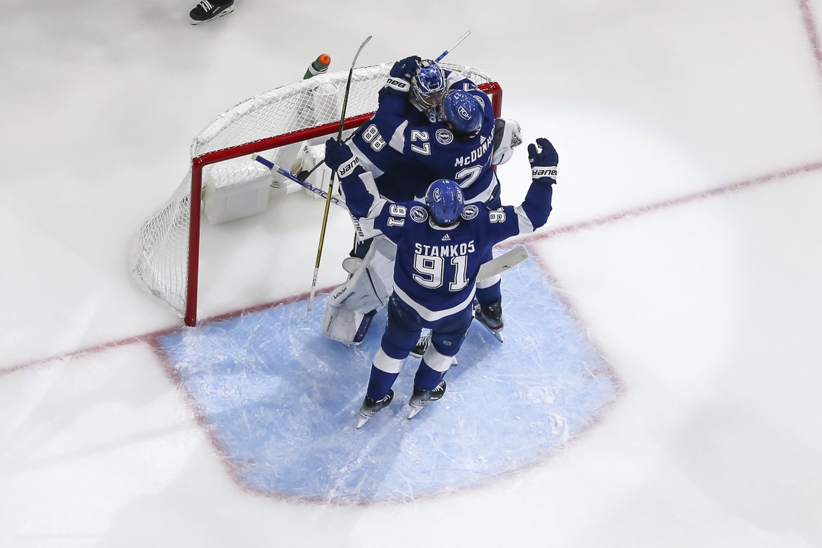 TBLightning's tweet photo. ECF CLINCHING GOALIE HUGS https://t.co/EHVoeMMWhL