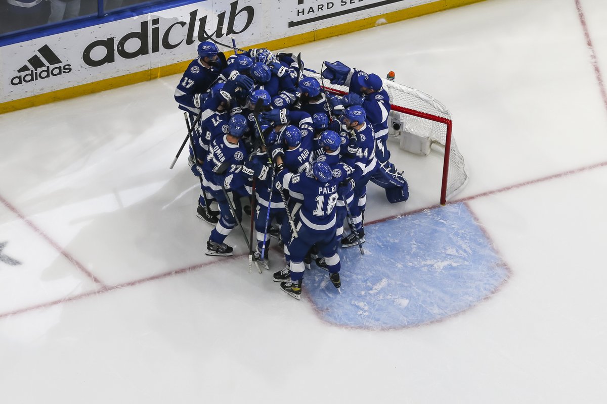 TBLightning's tweet photo. ECF CLINCHING GOALIE HUGS https://t.co/EHVoeMMWhL