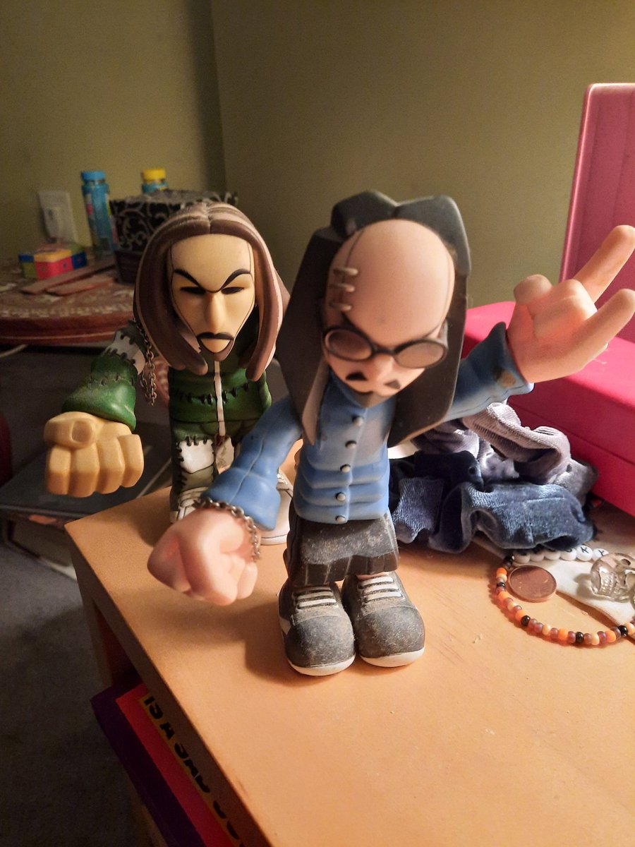 aerokorngal's tweet photo. My little #KoRn Gruntz guys helping celebrate #Untouchables20! 😘 @officialjonathandavis @munky_korn @Korn #jonathandavis #munky_korn #SendmeBackSaturday https://t.co/SXEkCHvS4A