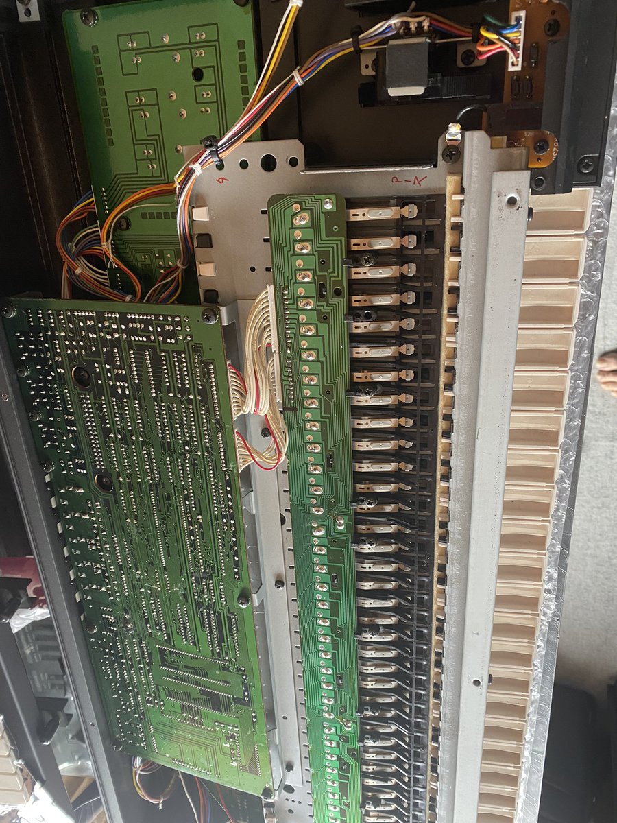 attz41's tweet photo. スタンドから下ろしたDX7s。カラカラ音がしたので蓋開けたら、鍵盤ユニット固定してる箇所が1箇所折れてた😭
しっかり固定はしてるみたいなので、ま、いっか😙
#DX7s 
＃リペア https://t.co/sjMeakS2nm