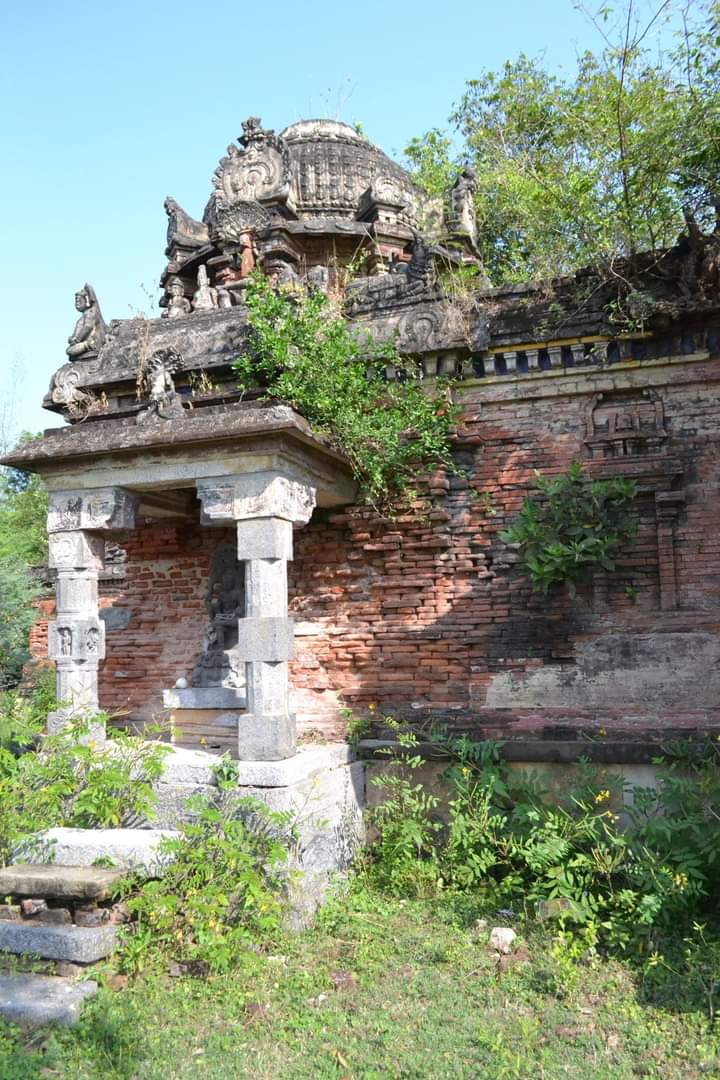 Saigeet36566874's tweet photo. Check the current state of Ambapuram Shiva temple in Cuddalore dt, TN. This temple which was functioning 20 years ago is now disintegrating in front of our eyes. #SaveTemples #PromoteRuralTemples 
Pics by Kadambur Vijay. https://t.co/T2esiG6XTt