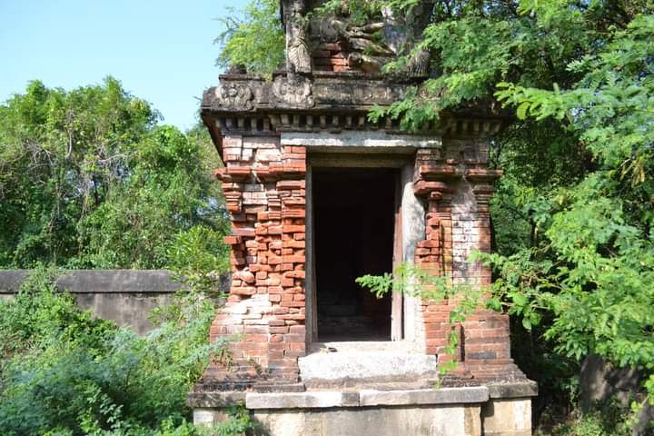 Saigeet36566874's tweet photo. Check the current state of Ambapuram Shiva temple in Cuddalore dt, TN. This temple which was functioning 20 years ago is now disintegrating in front of our eyes. #SaveTemples #PromoteRuralTemples 
Pics by Kadambur Vijay. https://t.co/T2esiG6XTt
