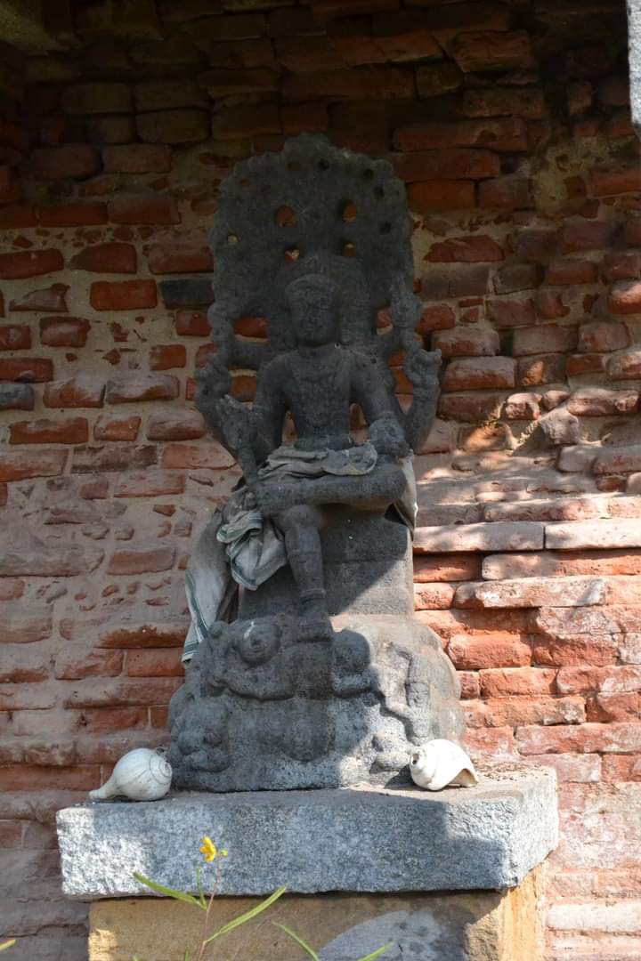 Saigeet36566874's tweet photo. Check the current state of Ambapuram Shiva temple in Cuddalore dt, TN. This temple which was functioning 20 years ago is now disintegrating in front of our eyes. #SaveTemples #PromoteRuralTemples 
Pics by Kadambur Vijay. https://t.co/T2esiG6XTt