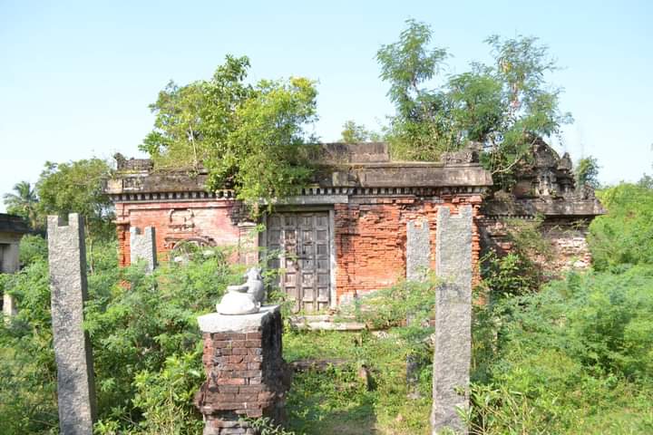 Saigeet36566874's tweet photo. Check the current state of Ambapuram Shiva temple in Cuddalore dt, TN. This temple which was functioning 20 years ago is now disintegrating in front of our eyes. #SaveTemples #PromoteRuralTemples 
Pics by Kadambur Vijay. https://t.co/T2esiG6XTt
