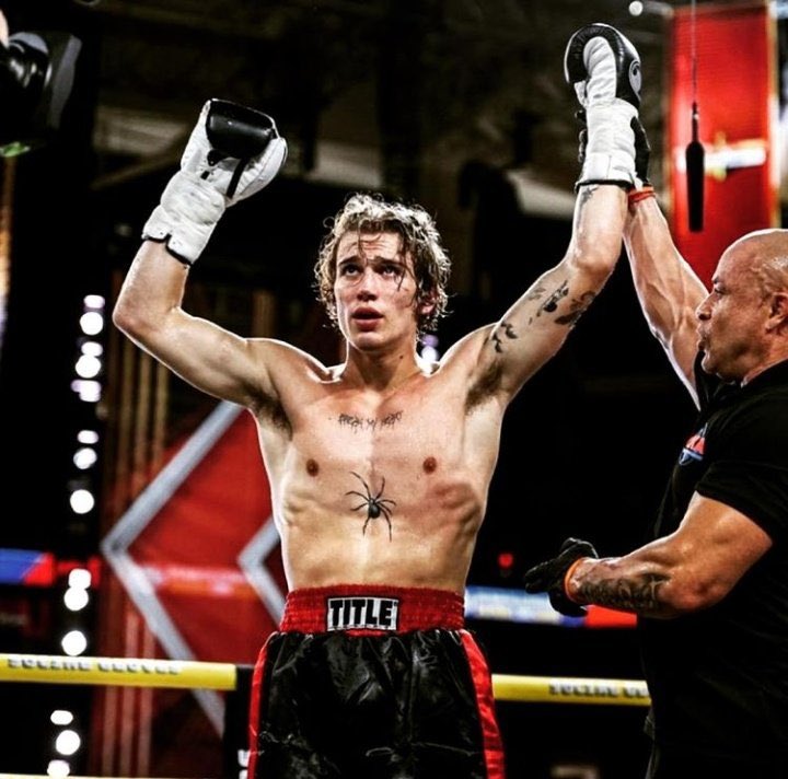lwshamilton44's tweet image. 1 year since the legend won the fight, I'm so proud of you vinnie I love you much 🤍💐💐