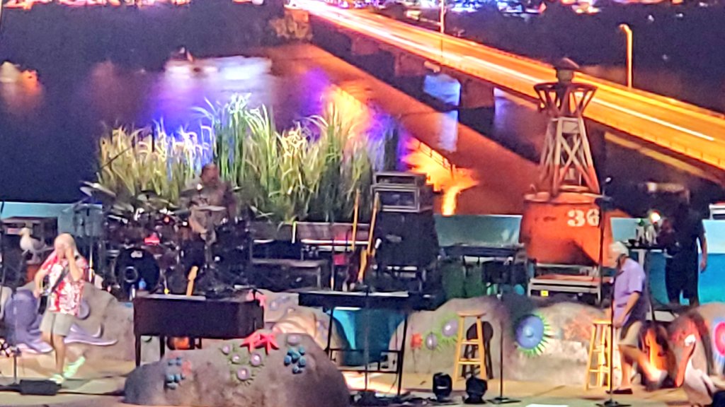 N00bletPixel's tweet photo. @jimmybuffett what are the names of your stage birds? The seagull and the pelican. Show was fun in Austin tonight. https://t.co/1tIO2XQuda