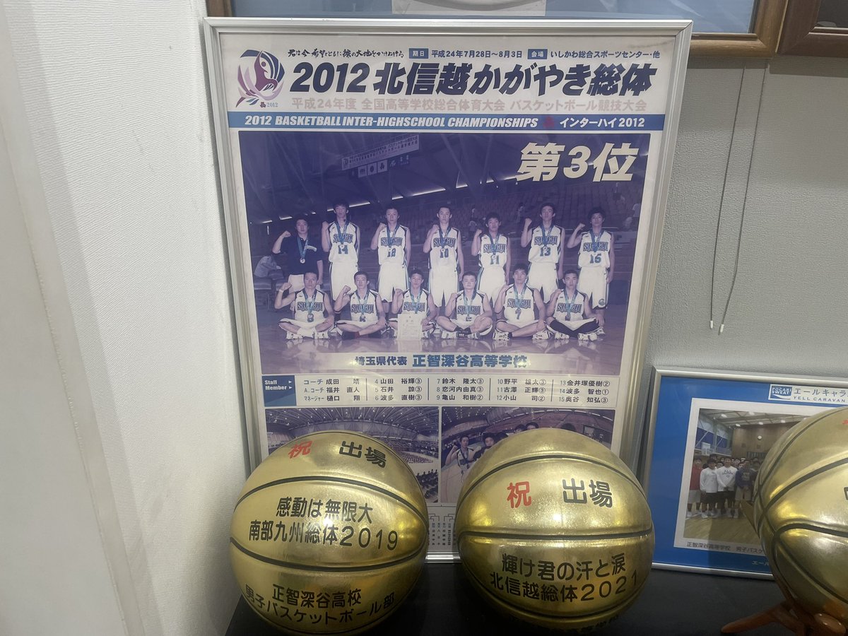 ex_17dd11's tweet photo. お客さんの息子が正智行くからついてきてと言われてついて行ったが成田先生と喋るのはいつまで経っても緊張しました。

懐かしの写真ありました。 https://t.co/22W80f4VF1