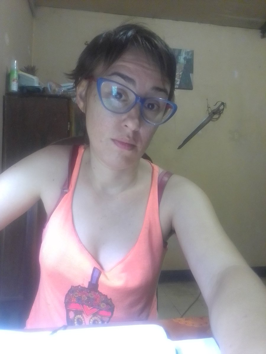 ClaraWilford's tweet photo. Mi cara de: estás segur@ que querés interrumpirme, mirá lo que está detrás 😌
Cuando te avisan a última hora que tenés que hacer entregas 😔
#YaFui
Qué nos revienten como yeguas. https://t.co/ObvwjrZBih