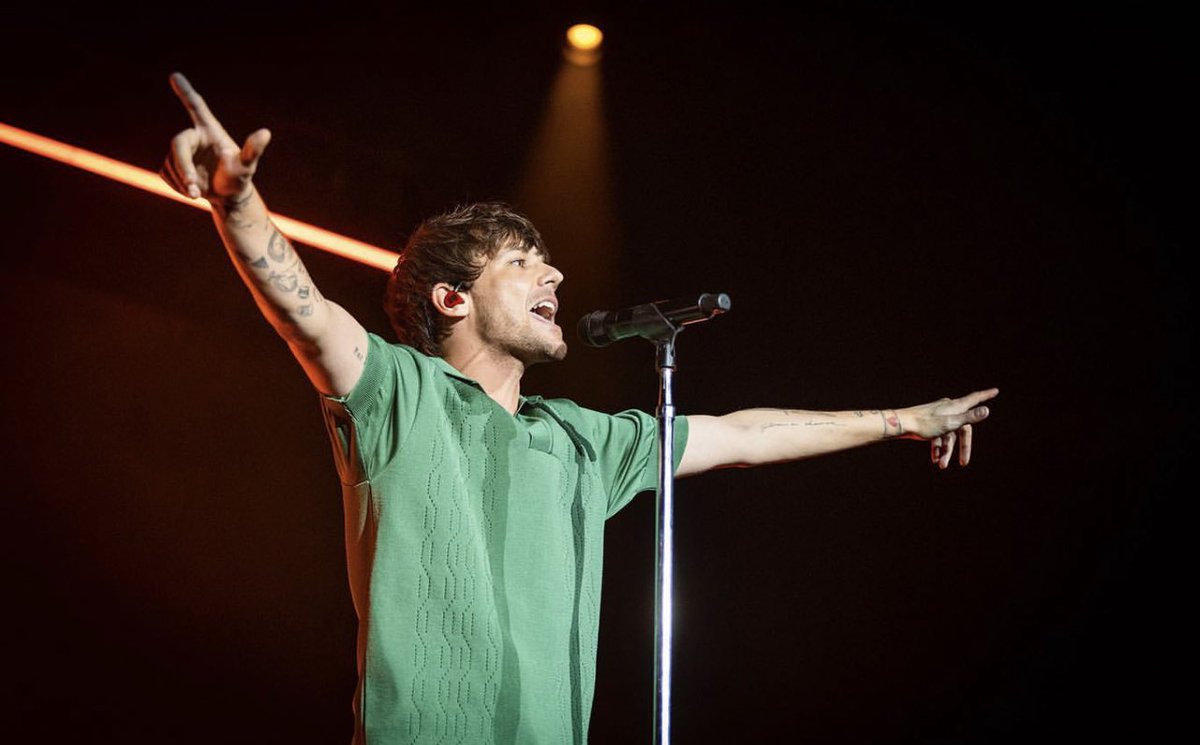 HLDTour's tweet photo. Louis Tomlinson, live from Citibanamex Auditorium.  
#LTWTMonterrey  
11.6.22

📸:audcitibanamex https://t.co/ckbItPD7V6