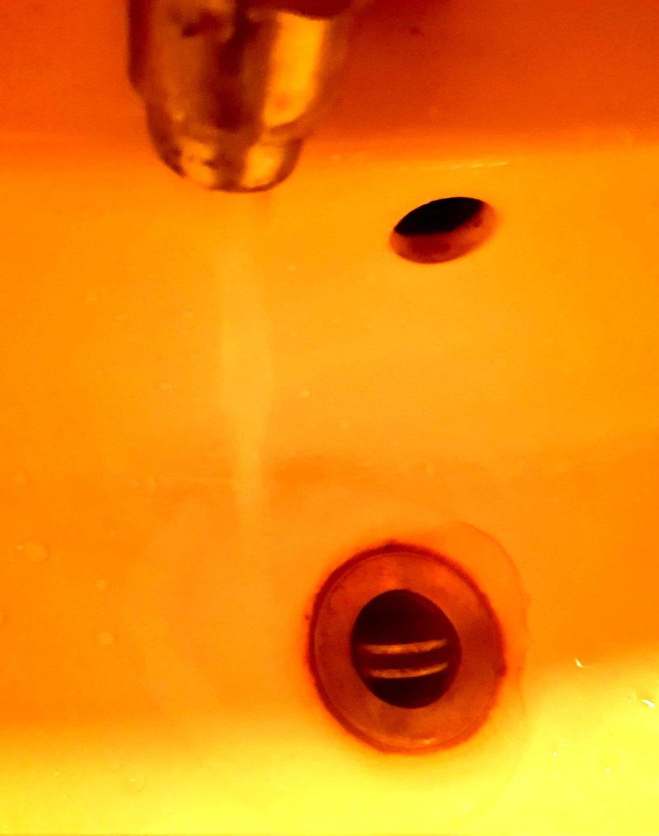 MessiBala5's tweet photo. Enfin de #l_eau dans les robinets en matinée à Ekoumdoum-Yaoundé. Cette denrée nous a fait des infidélités. Se payant même le luxe de se faire attendre entre 23h et 02 heures du matin.
La vie change avec @camwatet https://t.co/XtMDF6wMwk