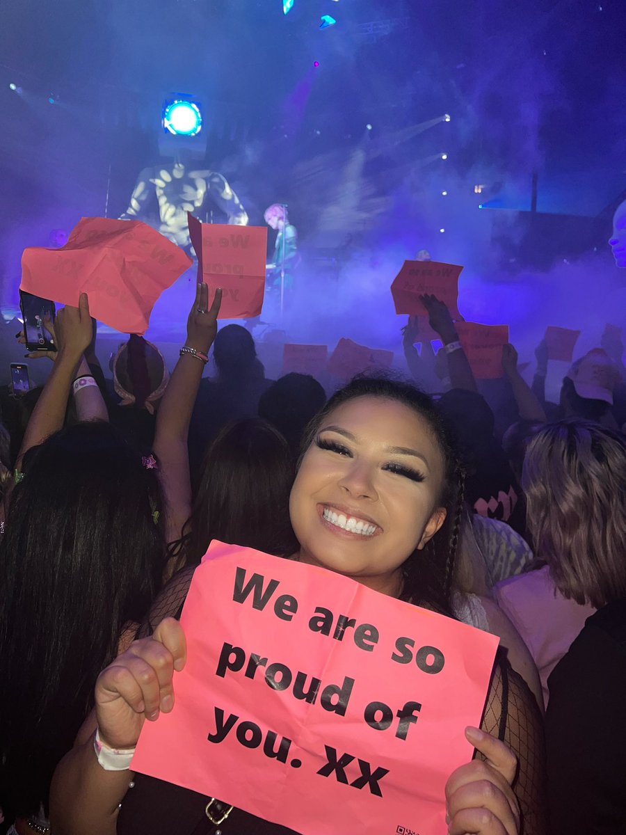 Christalen3's tweet photo. He made to American Airlines Center! @machinegunkelly https://t.co/V9V9kiImff
