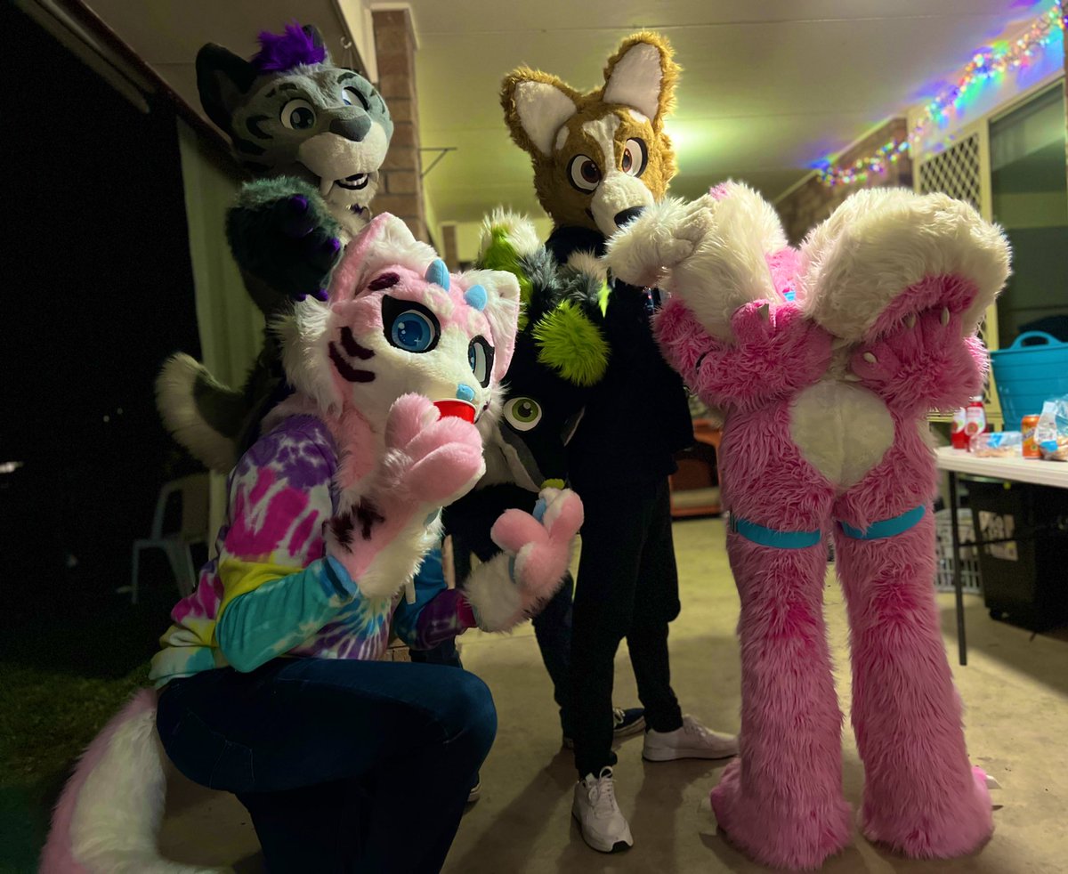 ApertureHusky's tweet photo. Such a fun night. It really is fire pit weather ^^ https://t.co/V2O9YTRXF6