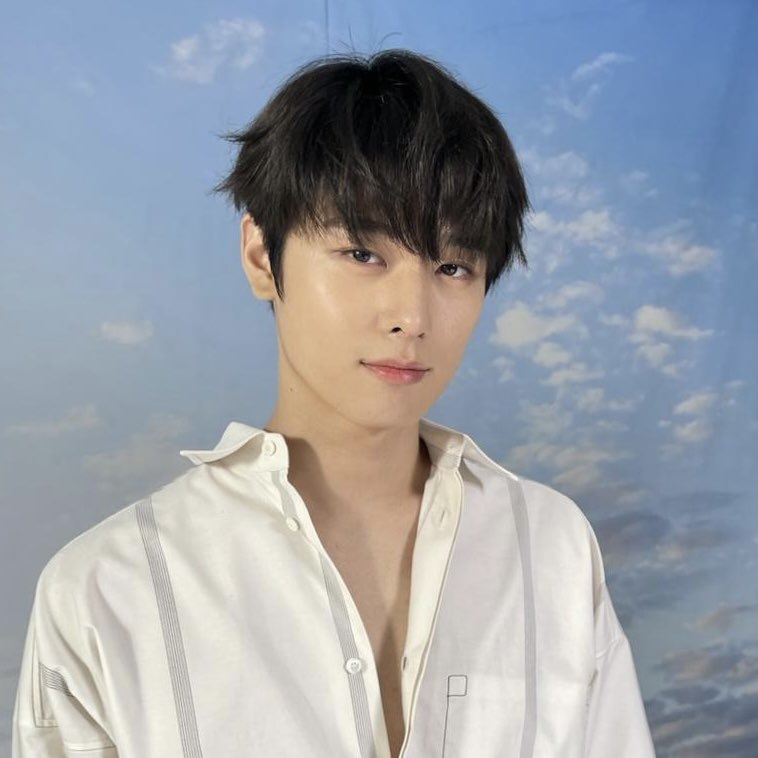 KISSYJEONS's tweet photo. flower boy https://t.co/LjkQlctRB7