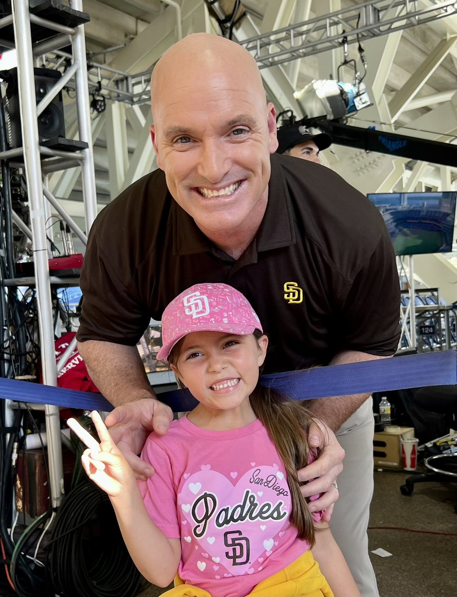 wendy_wenfreak's tweet photo. Celebrating a grad weekend at Petco Park! #FunnerFanCam #KinderGrad https://t.co/XsImieHDnk