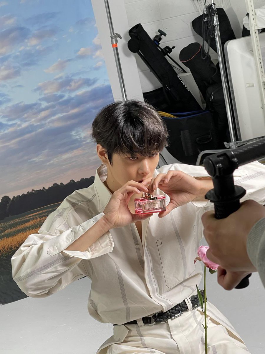 [📲PM] 120622 JY 🐱

behind photos from 1st look photoshoot ~