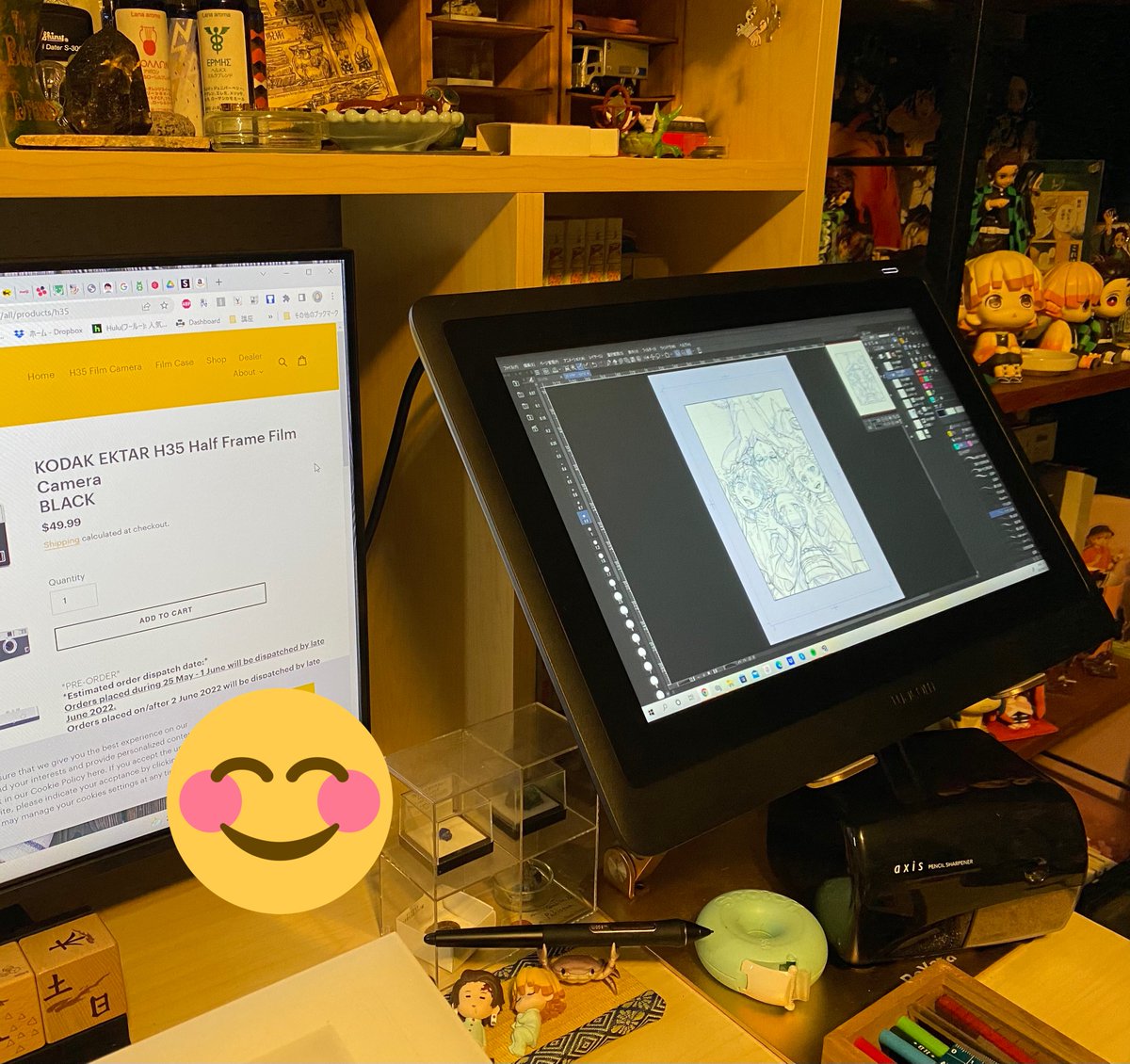 液タブをCintiq16に買い換えました
久しぶりに新しい液タブ触って技術力の進化に感動…細い線が描ける!画面がでかい!!
普段はアナログ作業なので2枚目みたいに脇に避けてもらうことになるけど…🤔(机が汎用性皆無なので融通が効かない) 