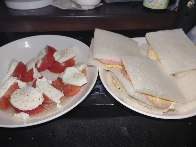 時間があったので今日はモッツァレラチーズとトマトのサラダと、ハムエッグサンド。嫁にもっとも気に入られているサンドイッチ。 