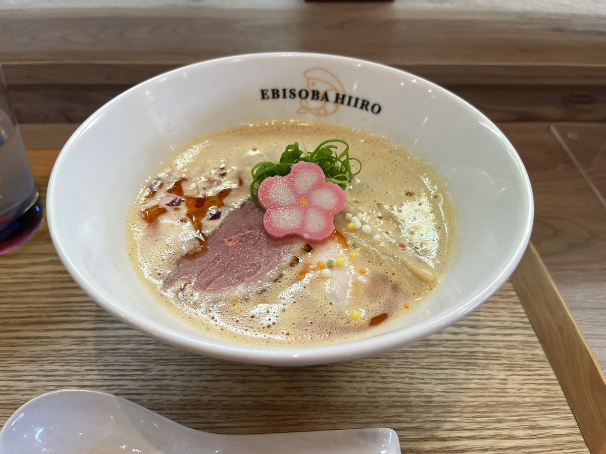 Ramenoki's tweet photo. えびそば 緋彩（名古屋市瑞穂区）
濃厚えびそばを注文。その名の通り海老の風味をふんだんに感じられる一杯。それだけでなくどこか洋風でしつこさを感じない上品な仕上がり。程よいモチモチ感のある縮れ平太麺がスープによく絡み、スープの旨味を120%感じられる。🅿️有。 https://t.co/IYV5WqbwSa