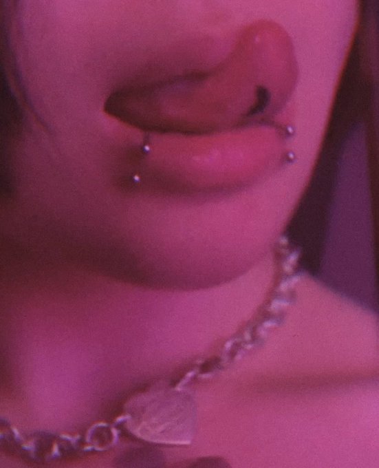 1 pic. New moon tongue ring https://t.co/eZ3ylXeb01