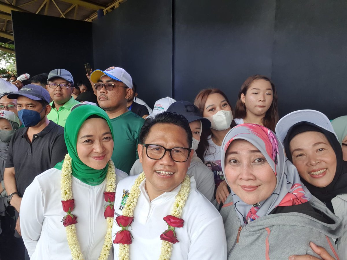 IkhHadi's tweet photo. Konser Damai Gus Muhaimin @cakimiNOW bersama Kotak dg tema #apakabarhaters hindari politik kebencian, jauhkan dendam, hiduplah damai @malik_haramain @ChoirilAkbar6 @SukoyoKasekpro @imansyukri https://t.co/KjA13pNwMN