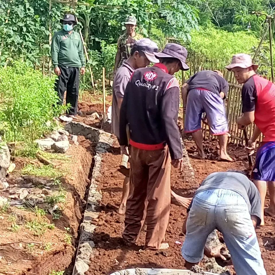 cijati_desa's tweet photo. Warga RT 01 RW 03 Dusun Bunut I bergotong-royong melaksanakan perbaikan gang yang dibiayai dari swadaya masyarakat
@halimiskandarnu @ridwankamil 
#gotongroyong https://t.co/AM080UKS9C