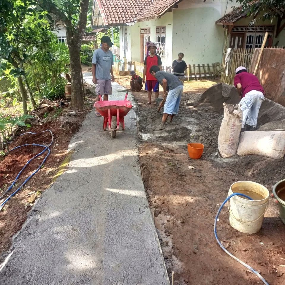 cijati_desa's tweet photo. Warga RT 01 RW 03 Dusun Bunut I bergotong-royong melaksanakan perbaikan gang yang dibiayai dari swadaya masyarakat
@halimiskandarnu @ridwankamil 
#gotongroyong https://t.co/AM080UKS9C
