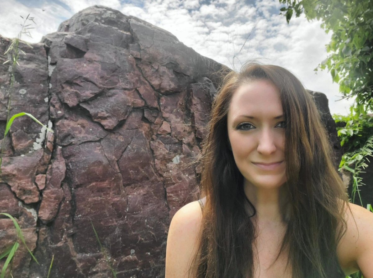 MissBrandyGreen's tweet photo. The site of rubbing stones where #ancientbison rubbed their coats off during the Spring, eventually creating a smooth rock surface. They shed in the spring & grow more heavy, thick hair in the fall in preparation for the winter. #travel #history #NativeAmericanCulture https://t.co/NEFJk661fM