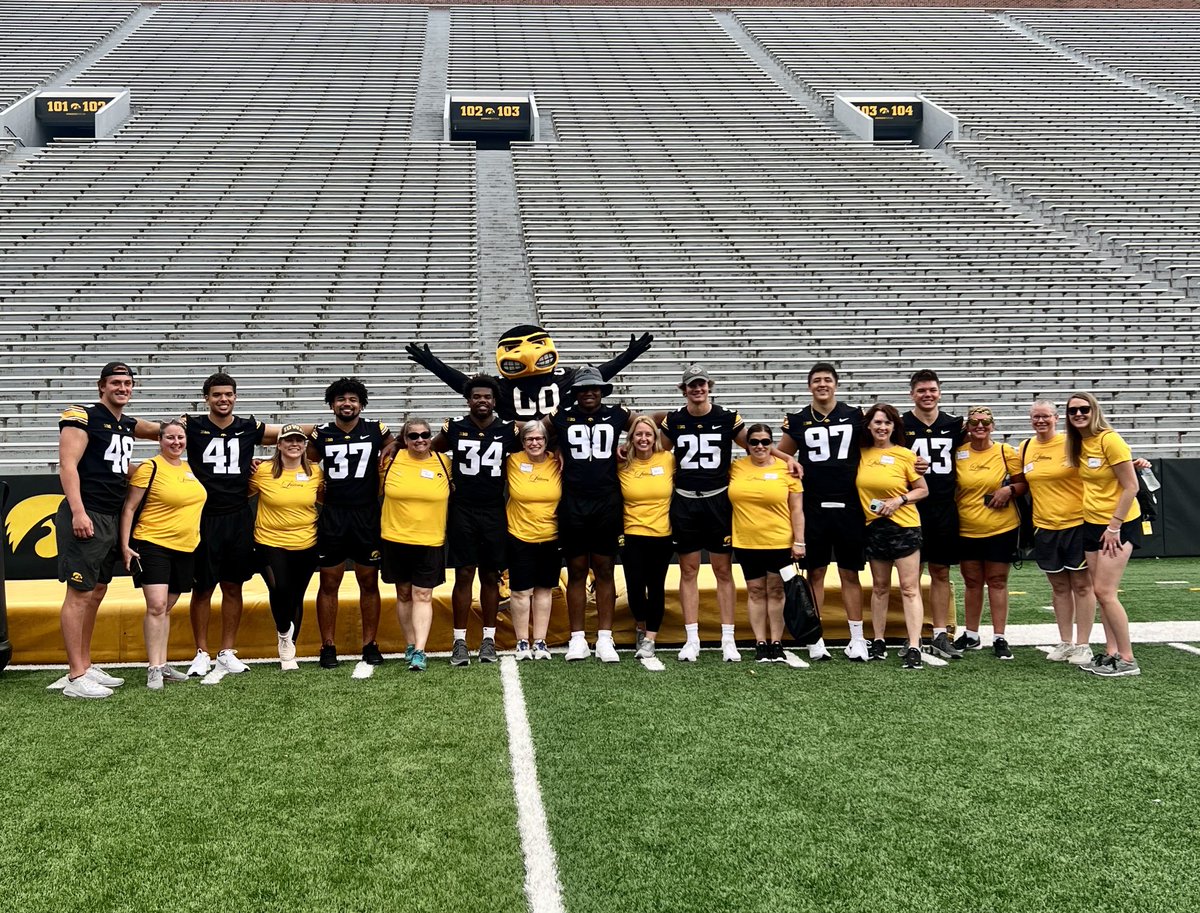 gingerakason's tweet photo. Thanks for an amazing day, Ladies Football Academy!! 🖤💛🖤💛⁦@HawkeyeFootball⁩ https://t.co/V9Kcq8Kc01