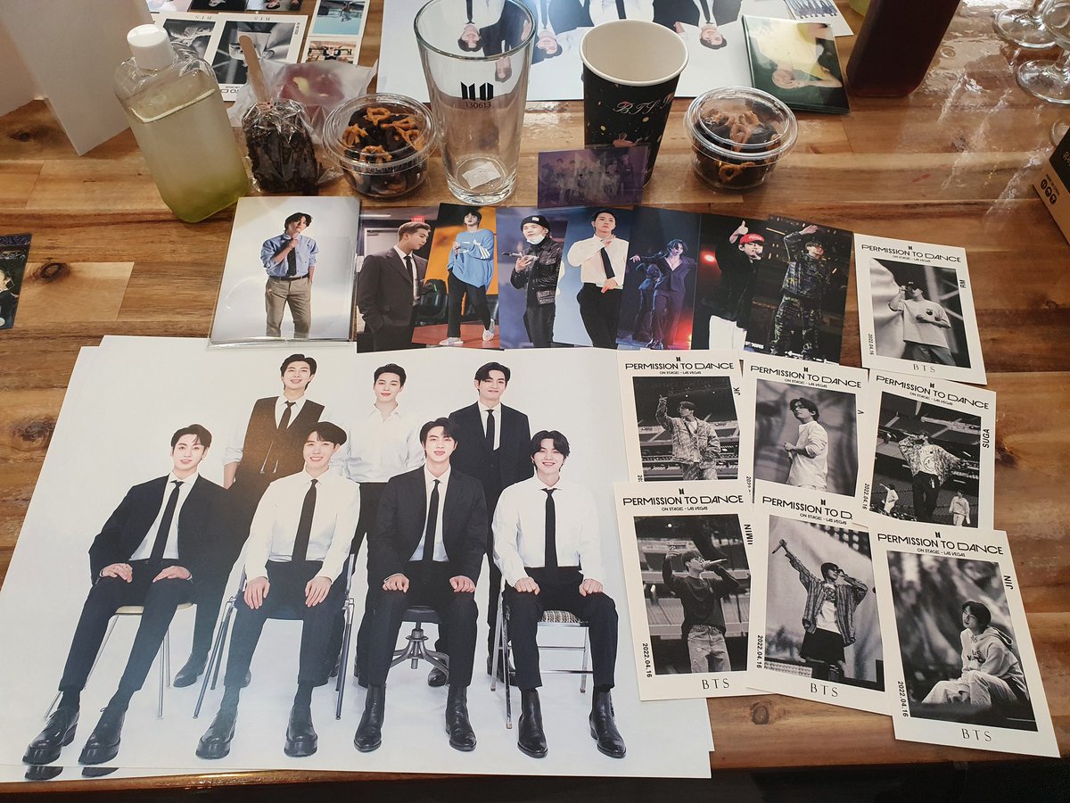 jung_won0613's tweet photo. 오늘은 사부작카페💜💜(@sabujak0721)
선착에 들기위해 9시에 눈을 떠 너무 힘들었지만..나눔보고 눈물이..감덩적..💜
그래두 선착 4등으로 지민이 미니배너!! 박박🥳 사진으로도 다 안담길정도로 많았어용ㅎㅎ 늘 고맙구 보라하는 사부작언니께 최고오👍
나눔천사님들은 타래로>< https://t.co/dq2mZsHqF9
