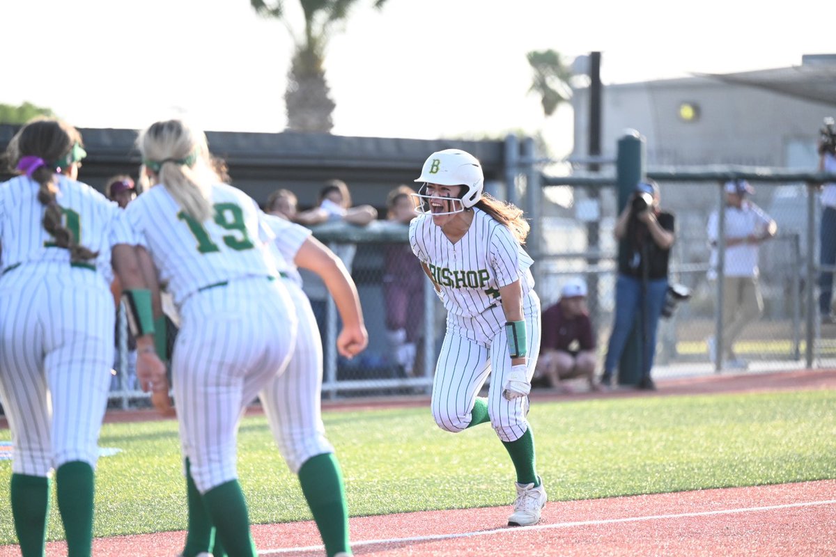 Some big softball news out of the coastal bend. Former Bishop ace <a href="/Andreaamarie4/">Drea</a> has de committed from Prairie View A&amp;M and has signed her LOI to play at <a href="/TAMUKSB/">Javelina Softball</a> #RSLSoftball