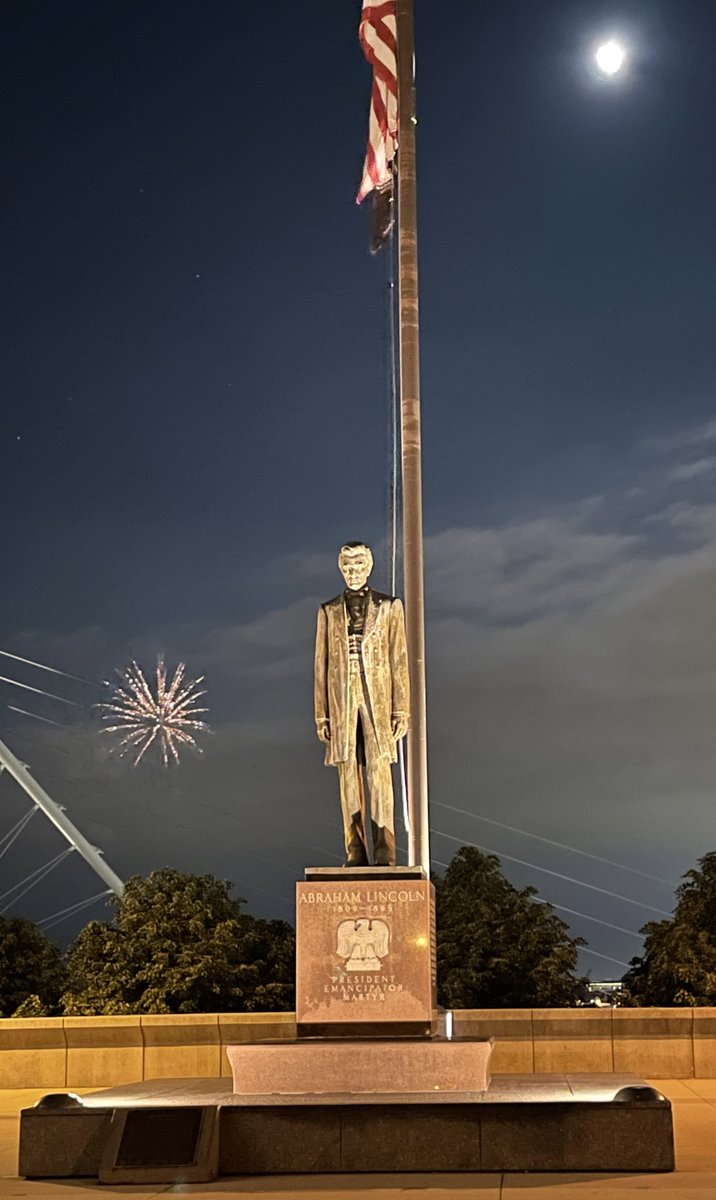 GuyBuster3pWood's tweet photo. Cool pic I got by the Milwaukee War Memorial during #PolishFest fireworks #Lincoln https://t.co/oe36KdDCUa