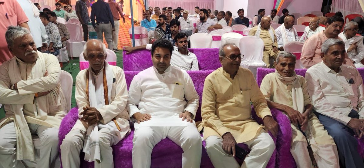 Siddh_vindhya's tweet photo. सिरमौर विधानसभा : दुलहरा

 लखन पाण्डेय जी के पुत्र के तिलक समारोह में सम्मिलित होकर मंगलकामनाएं प्रेषित की। https://t.co/T5PEpBwZUo