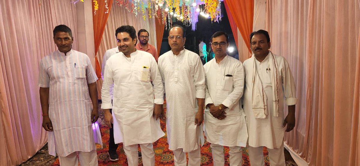 Siddh_vindhya's tweet photo. सिरमौर विधानसभा : दुलहरा

 लखन पाण्डेय जी के पुत्र के तिलक समारोह में सम्मिलित होकर मंगलकामनाएं प्रेषित की। https://t.co/T5PEpBwZUo