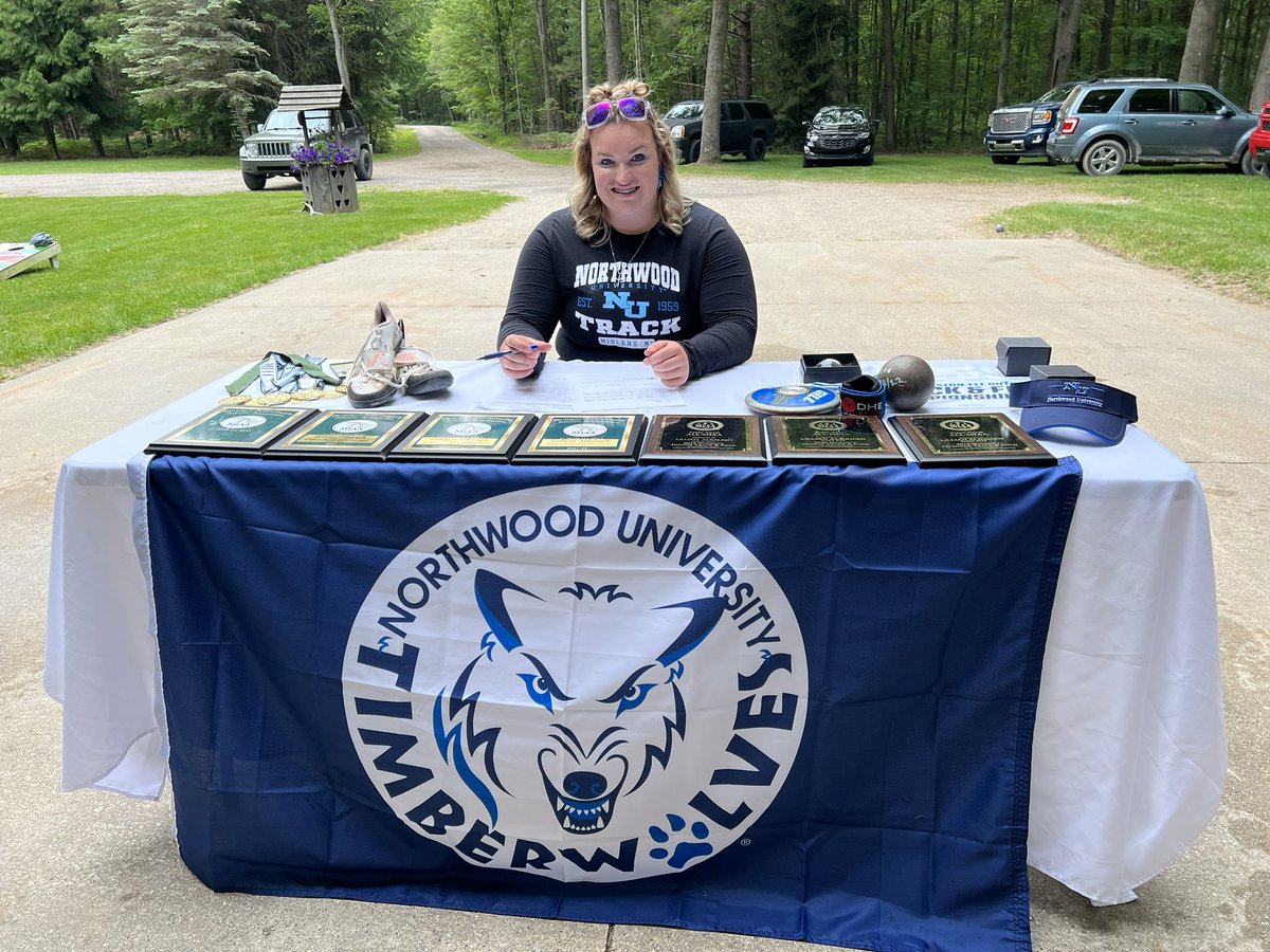 LillianAlbaugh's tweet photo. From D3 to D2, Northwood University here I come 😊🐺💙🤍 https://t.co/RVj5h1MoXw
