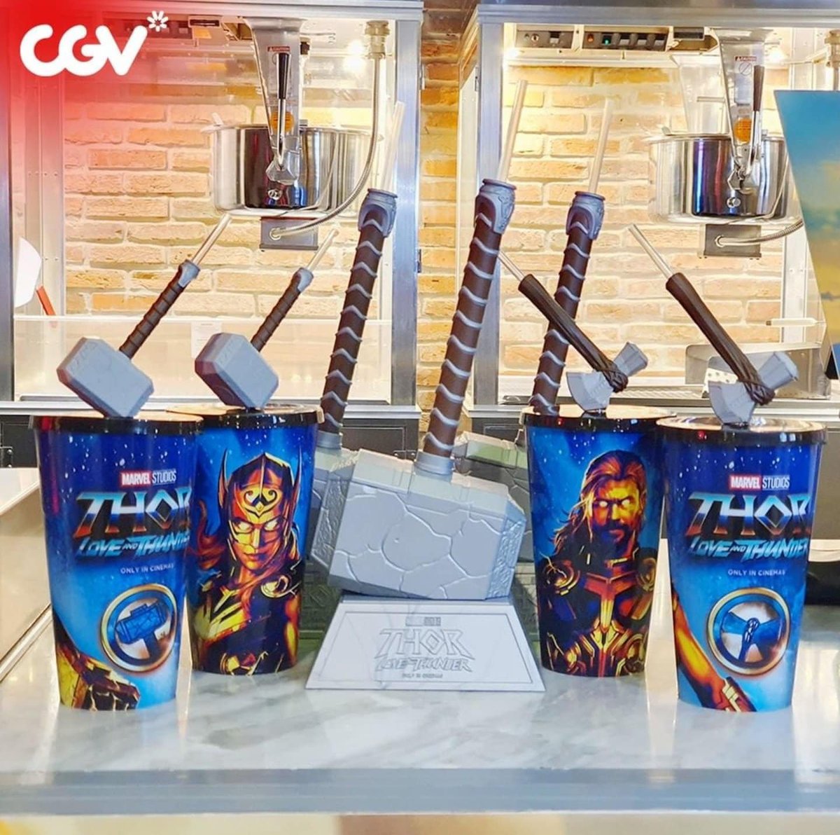MarvelThaiFan's tweet photo. ภาพจริงของเซ็ตแก้วน้ำ #ThorLoveAndThunder ที่โรงหนังเวียดนาม ถ้าค้อนแยกจากฐานได้นี่จะเท่มาก
ของไทยรอลุ้นกันสัปดาห์หน้าว่าจะมาไหม https://t.co/JyaLmL7QGZ