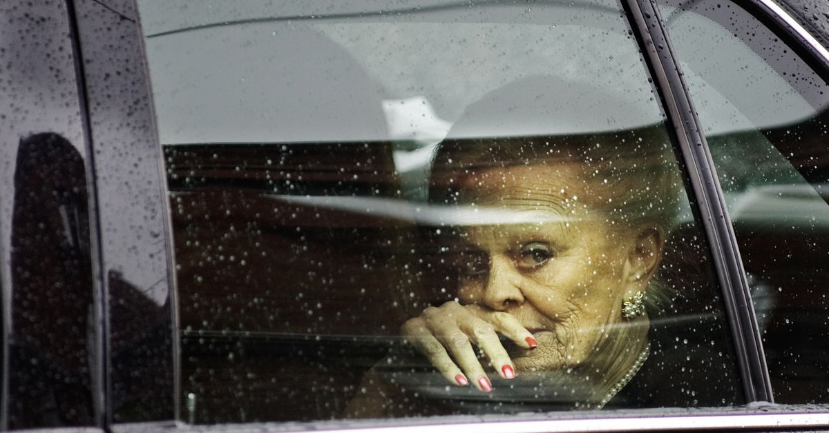 Reuters's tweet photo. Rogers Communications' executive Loretta Rogers dies at the age of 83 https://t.co/s4NZC7AgK2 https://t.co/P4heKKocPK