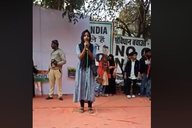 NavedSiddiqui66's tweet photo. She was saying truth and they are calling  her terrorist..
#StandWithAfreenFatima 
#MuslimsNotSafe_In_India 
#Muslims https://t.co/CxWwFZ49lF