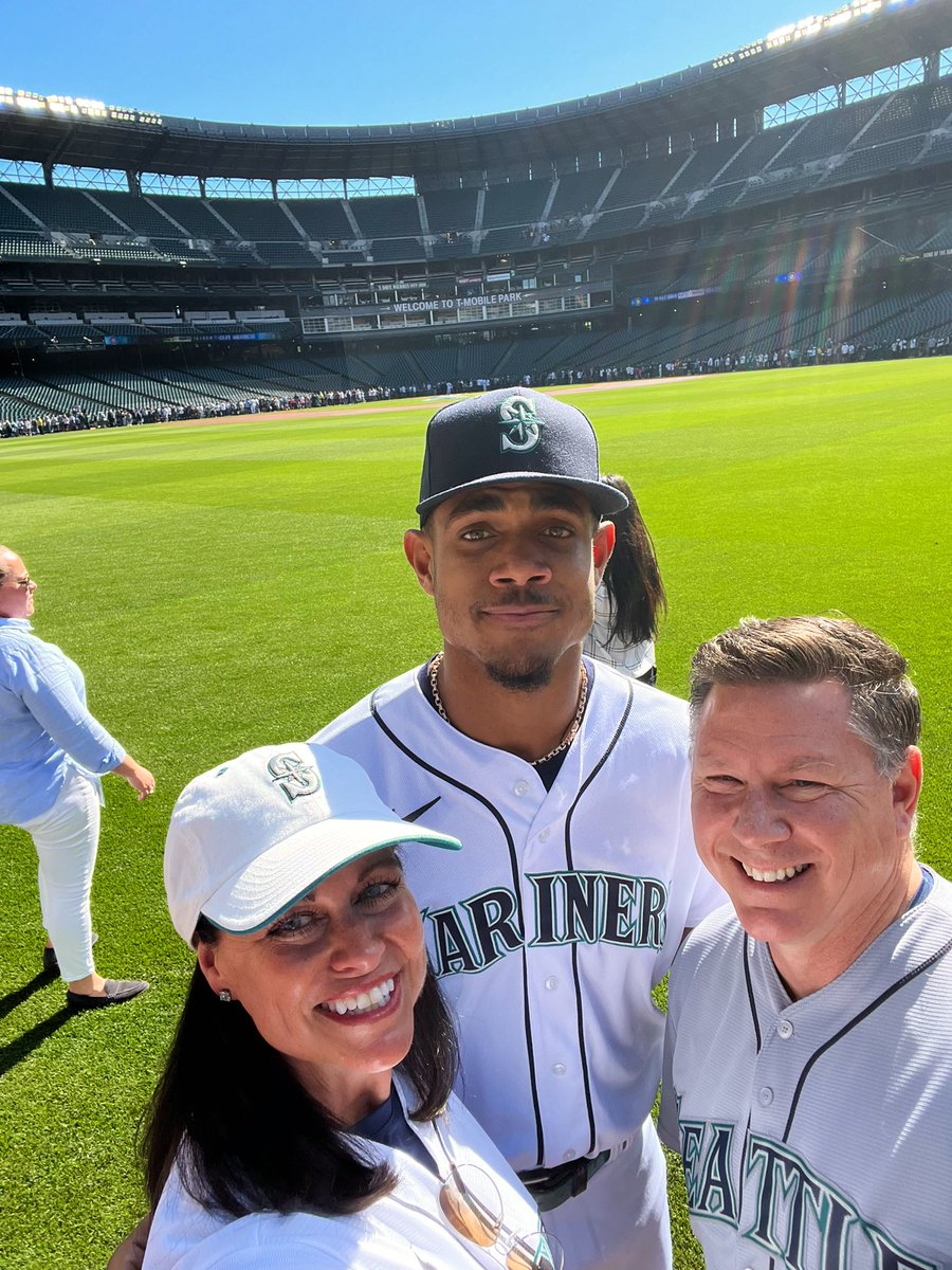 michellestjohn's tweet photo. This team! 💙🤍💙
#MarinersSTM #SeaUsRise https://t.co/XpIY3z8Ydr