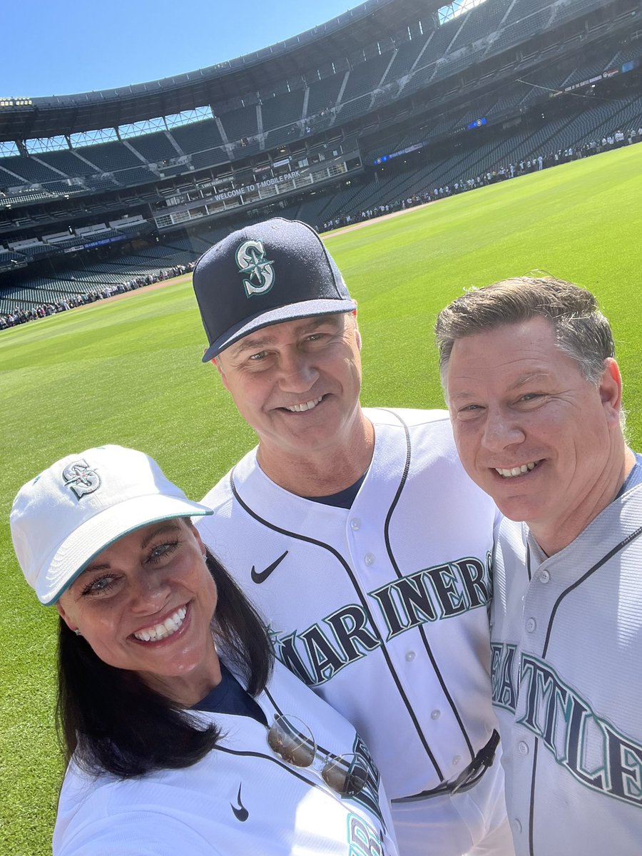 michellestjohn's tweet photo. This team! 💙🤍💙
#MarinersSTM #SeaUsRise https://t.co/XpIY3z8Ydr