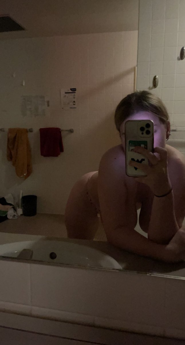 Kinzloves's tweet photo. Sub to my of for me possibly getting fucked! https://t.co/Vr02sutKg7