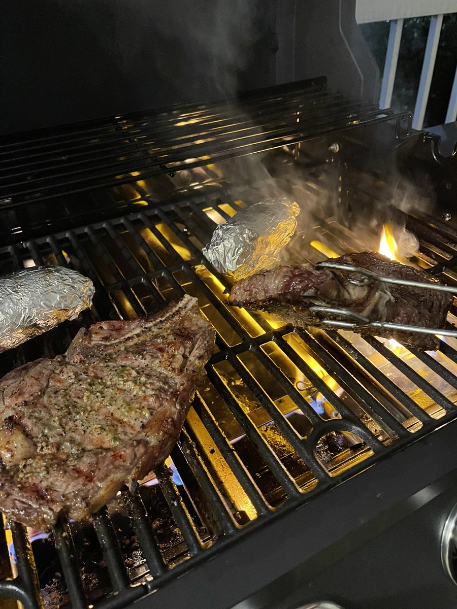 NicoleQualey's tweet photo. Late night grilling 🥩🥔🔥#anytimebbq #steak #Gotthatgrillingvibegoingon #pacificnorthwestliving https://t.co/AuIFt7Oog3