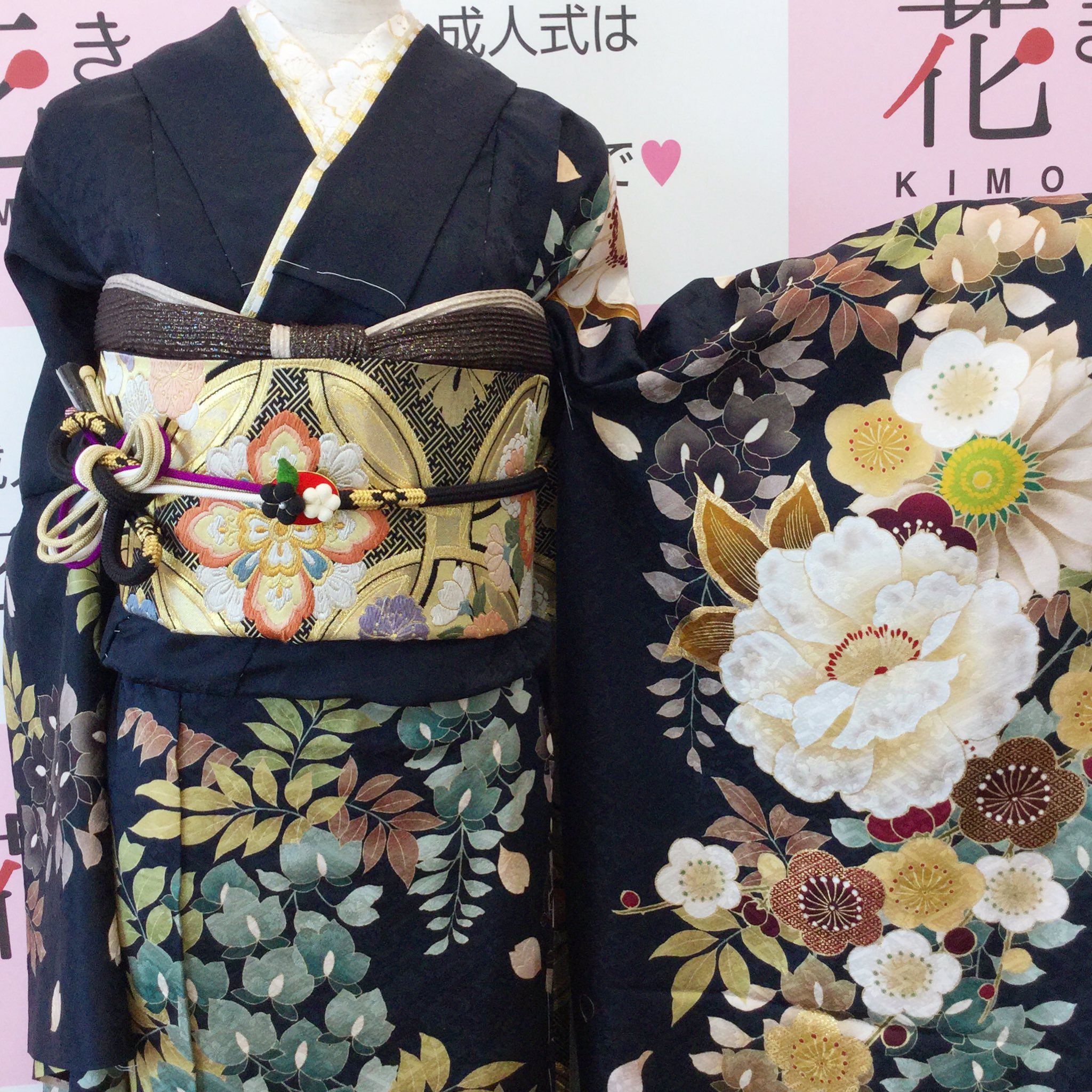 花きぬイオンタウン桑名店 紺色のお振袖ご紹介 大人っぽく落ち着いた雰囲気のコーディネート 素敵なコーデにしてみませんか 定休日 火曜 水曜日 営業時間 10 00 18 00 花きぬ 花きぬイオンタウン桑名 振袖 ママ振 三重 桑名 木曽岬 長島